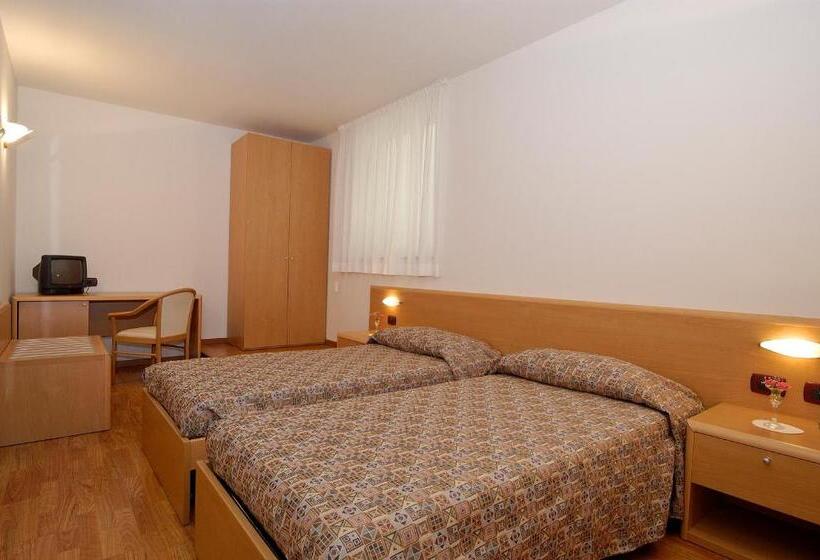 اتاق استاندارد چهارنفره با چشمانداز باغ, Karinhall