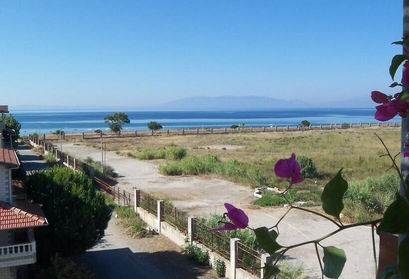 سوییت با چشم‌انداز دریا, Izmir Tatil Evi Beach Resort
