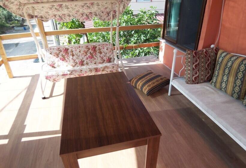 سوییت با چشم‌انداز دریا, Izmir Tatil Evi Beach Resort