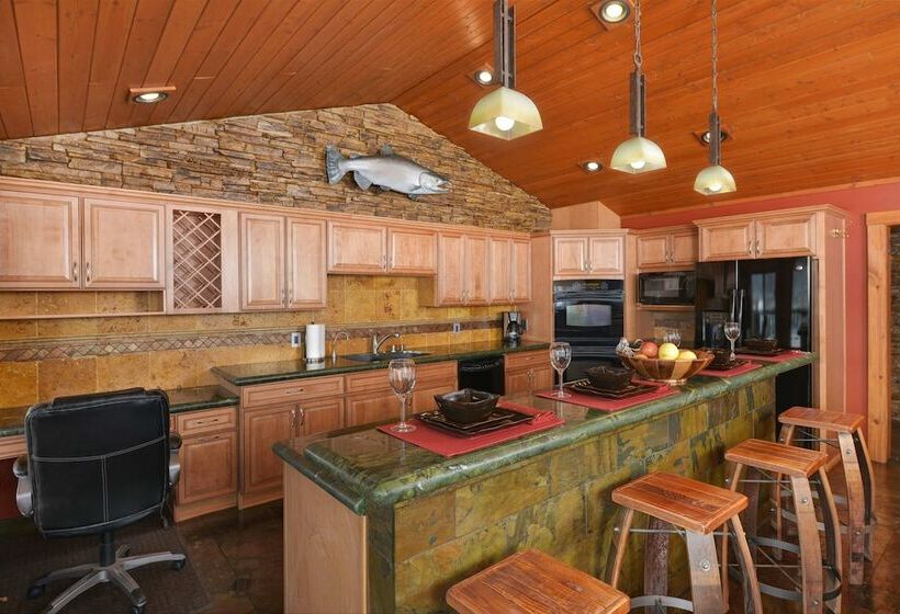 سوییت اجرایی, Safari Lodge