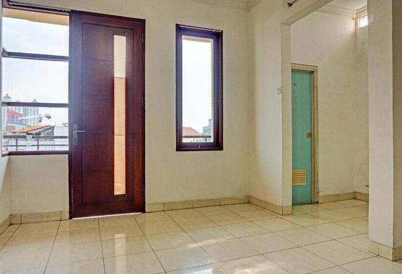 Delüks Oda, J&b Rooms Tomang Jakarta Mitra Reddoorz