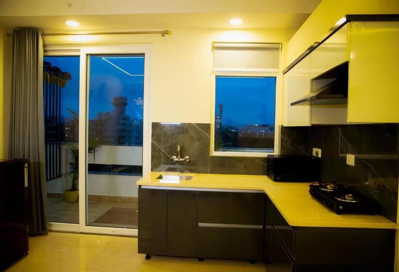 Студио Стандарт с Балконом, Lime Tree Luxury Studio   Service Apartment Near Artemis Hospital ,gurgaon