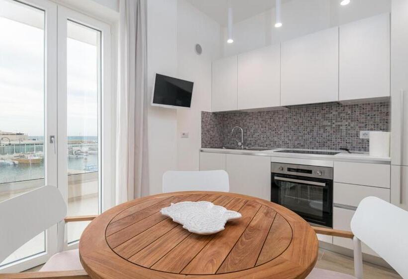 Номер Deluxe Вид на Море с Балконом, Appartamenti Savelletri Via Del Porto