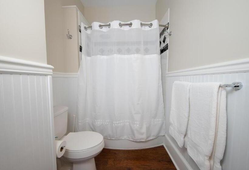 Номер Deluxe, The Edenton Collection Captain S Quarters Inn