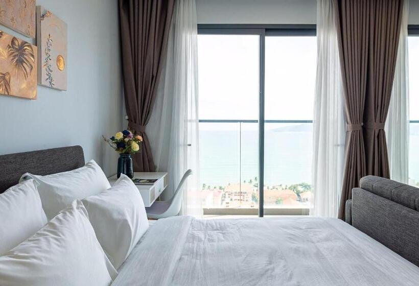اتاق لوکس با بالکن و چشم‌انداز دریا, Marina Suites Apartment