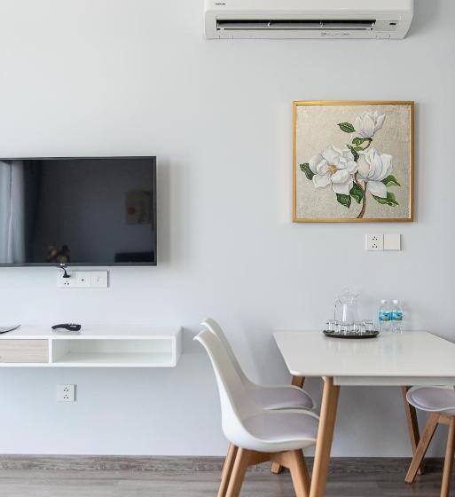 اتاق لوکس با بالکن و چشم‌انداز دریا, Marina Suites Apartment