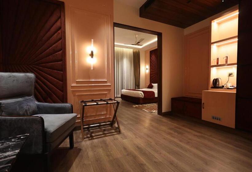 Люкс с Балконом, The Ramayana Hotel, Ayodhya
