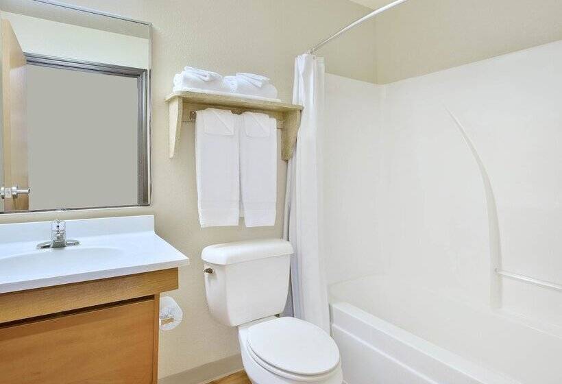 带2个双人床的标准工作室, Woodspring Suites Junction City