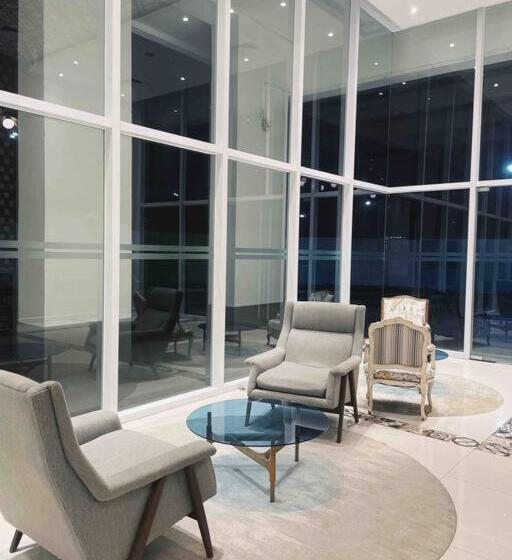 استودیو استاندارد با چشم‌انداز, Azure North Monaco Tower Unit 2114