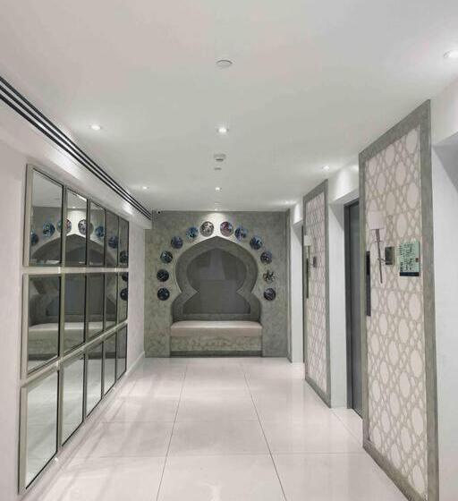 استودیو استاندارد با چشم‌انداز, Azure North Monaco Tower Unit 2114