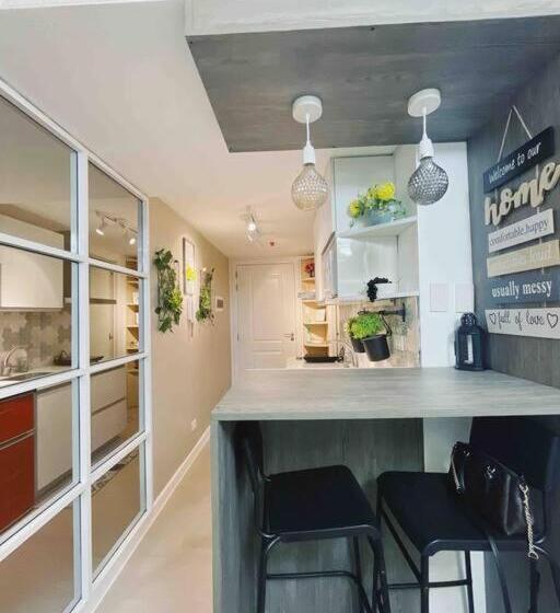 استودیو استاندارد با چشم‌انداز, Azure North Monaco Tower Unit 2114
