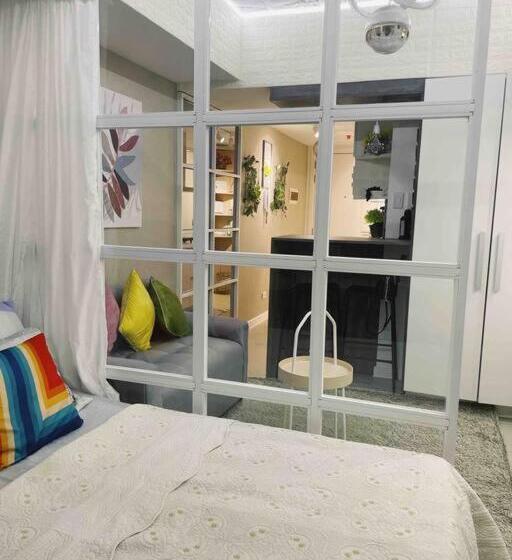 استودیو استاندارد با چشم‌انداز, Azure North Monaco Tower Unit 2114