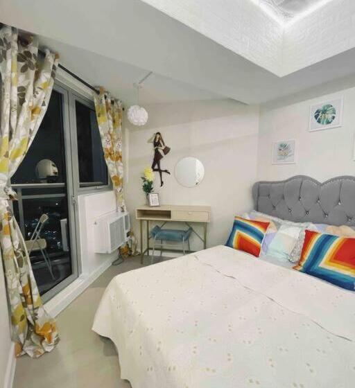 استودیو استاندارد با چشم‌انداز, Azure North Monaco Tower Unit 2114