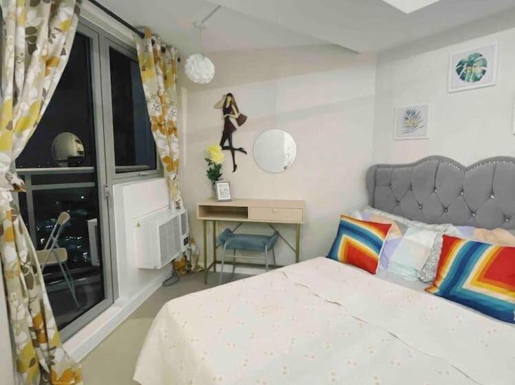 استودیو استاندارد با چشم‌انداز, Azure North Monaco Tower Unit 2114