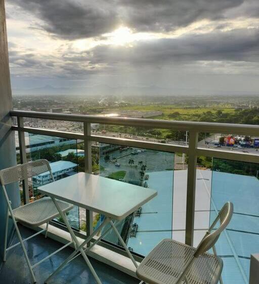 استودیو استاندارد با چشم‌انداز, Azure North Monaco Tower Unit 2114