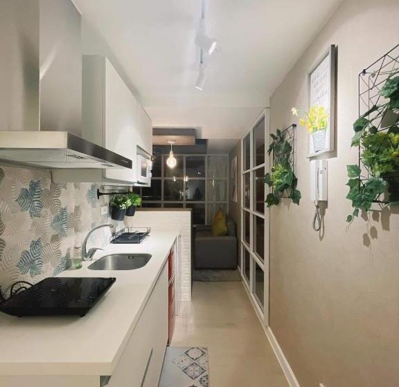 استودیو استاندارد با چشم‌انداز, Azure North Monaco Tower Unit 2114