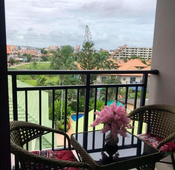 اتاق لوکس با بالکن, Arcadia Continental Pattaya