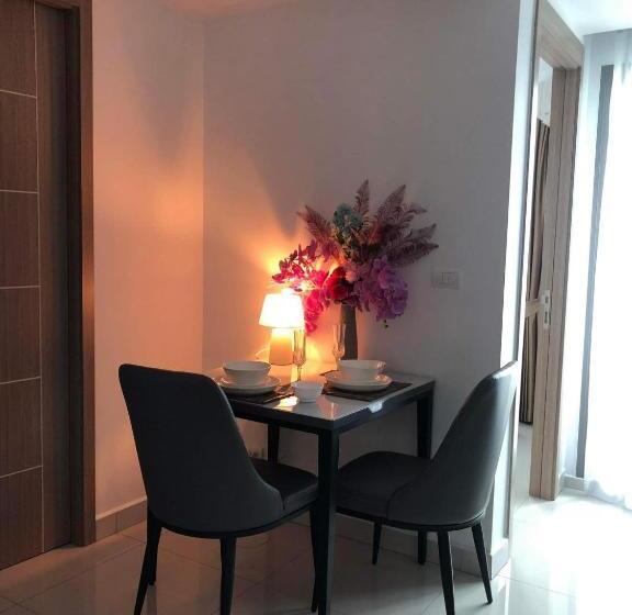 اتاق لوکس با بالکن, Arcadia Continental Pattaya