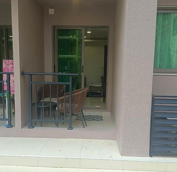 اتاق استاندارد با چشم‌انداز استخر, Arcadia Continental Pattaya