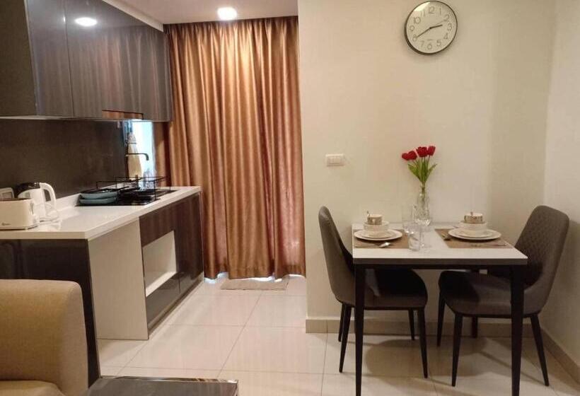 اتاق استاندارد با چشم‌انداز استخر, Arcadia Continental Pattaya