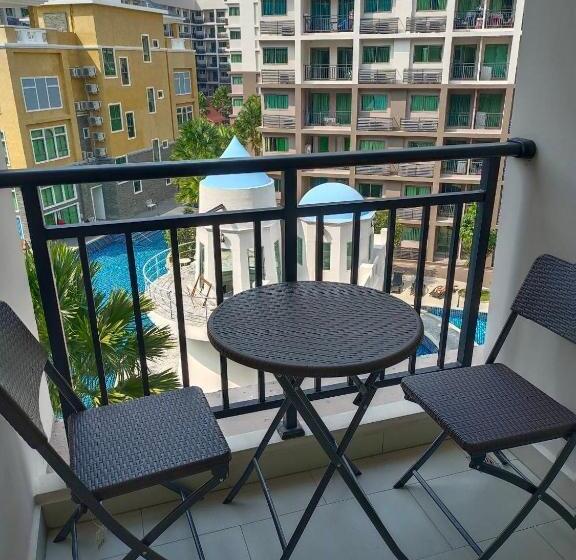 اتاق استاندارد با چشم‌انداز استخر, Arcadia Continental Pattaya