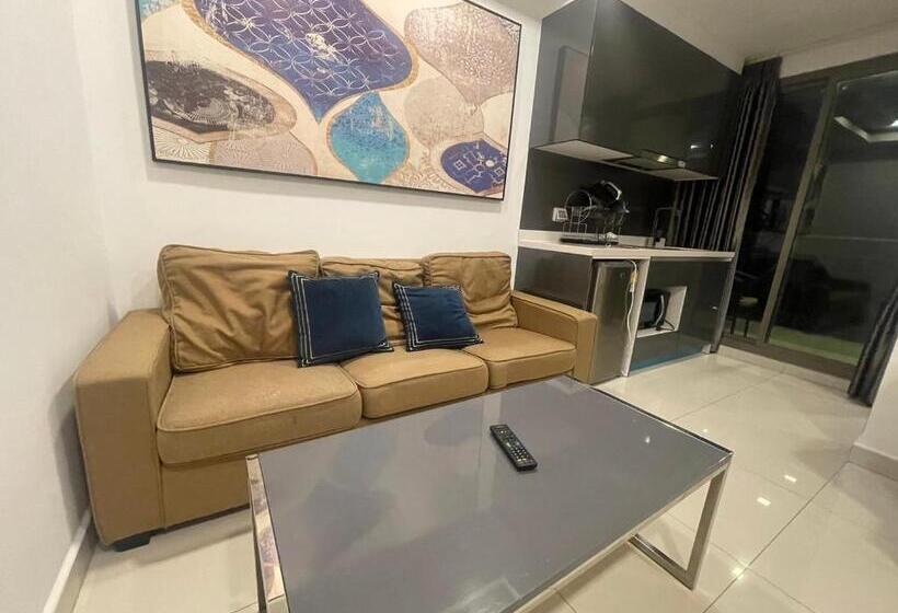اتاق لوکس با بالکن, Arcadia Continental Pattaya