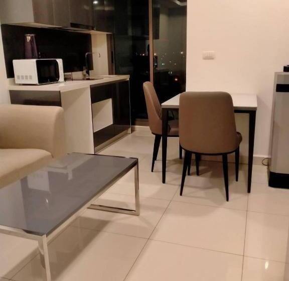 اتاق استاندارد با چشم‌انداز استخر, Arcadia Continental Pattaya