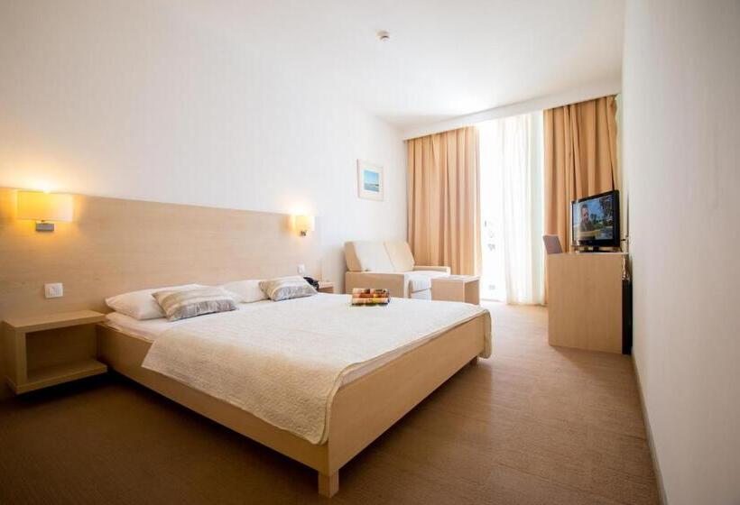اتاق کلاسیک سه تخته, Family Hotel Adria   All Inclusive