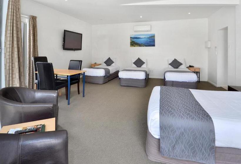 Family Suite, Poenamo