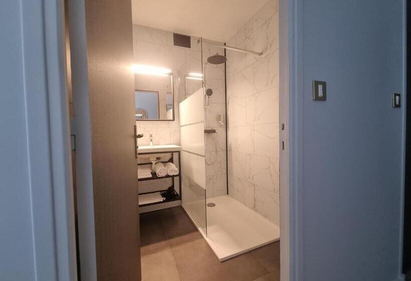 Четырехместный Номер Стандарт, Hôtel Le Prieuré