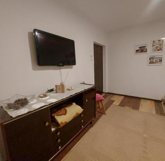اتاق لوکس, Pandora S Place