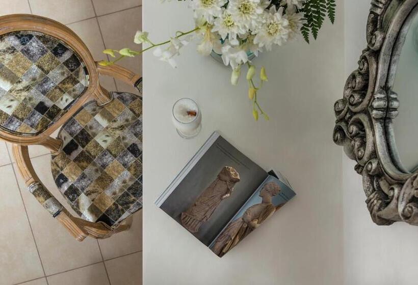 سوئیت با وان آب گرم, White Santorini