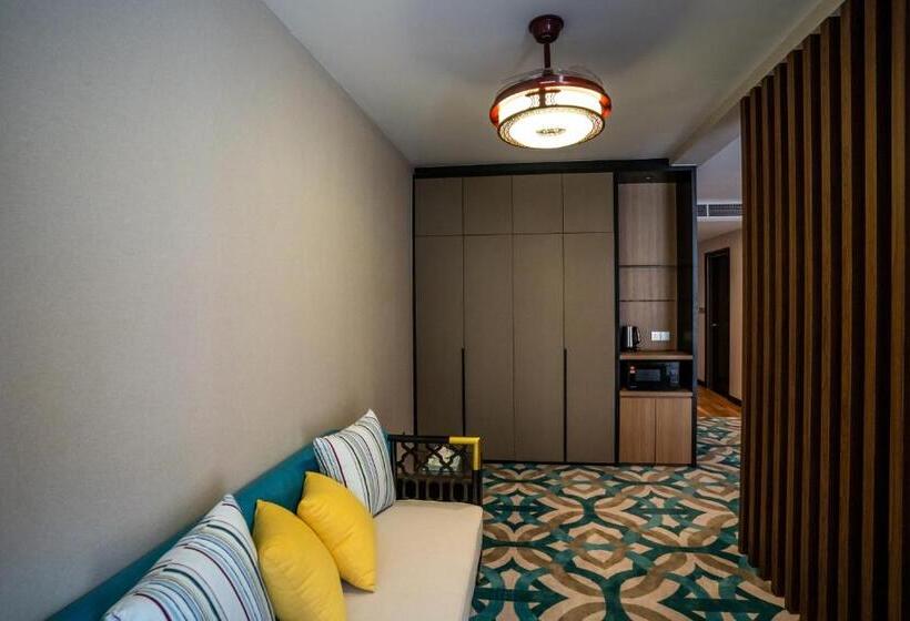 سوئیت پریمیوم, Christee Suites