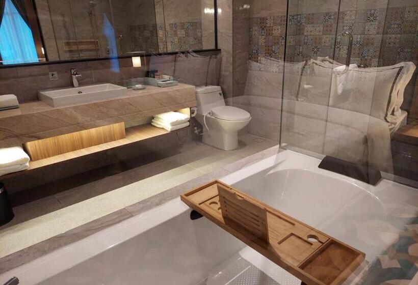 سوییت, Christee Suites