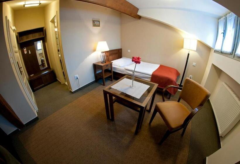 استودیو خانوادگی, Hygge Hotel U Zvonu