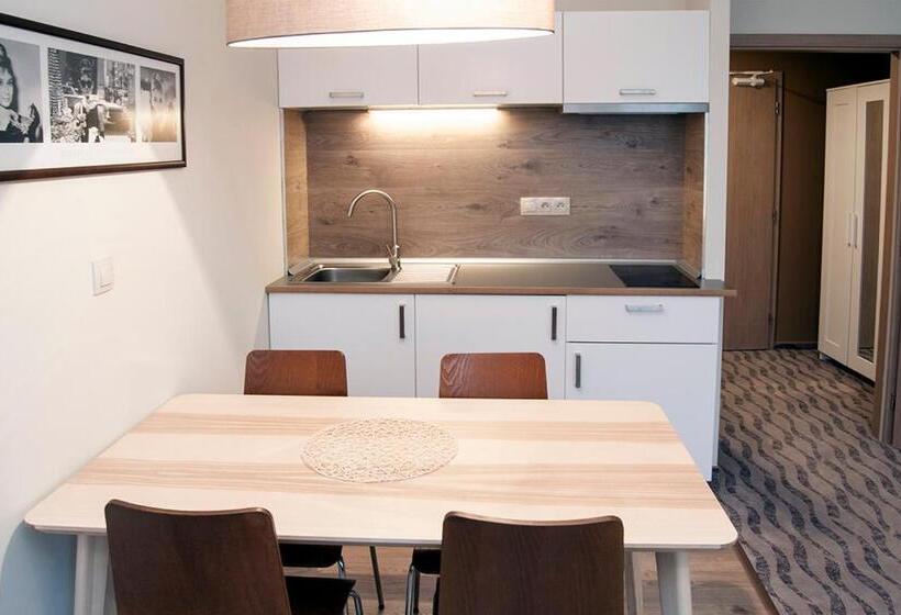 استودیو خانوادگی, Hygge Hotel U Zvonu