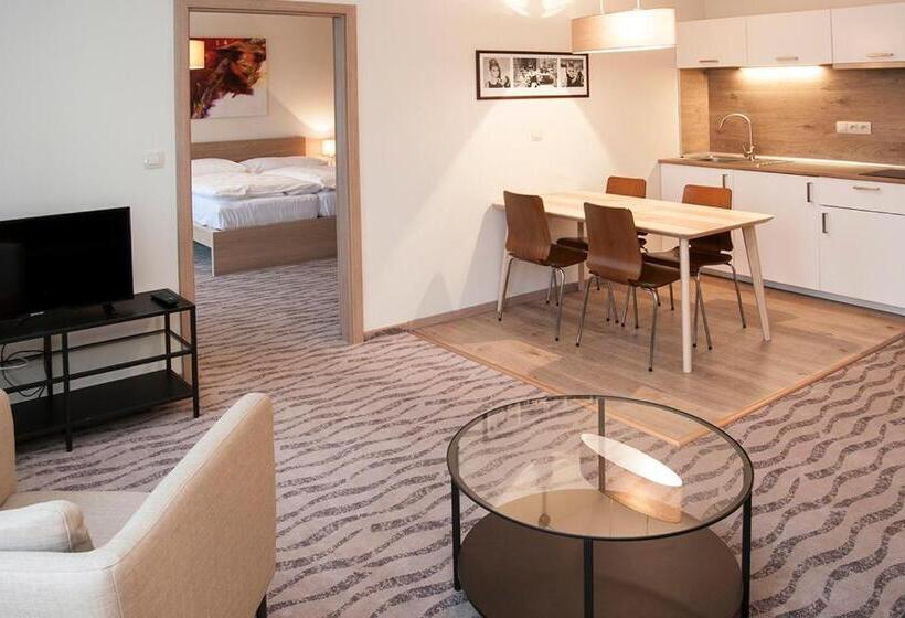 استودیو خانوادگی, Hygge Hotel U Zvonu