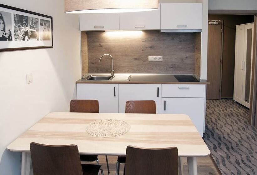 استودیو خانوادگی, Hygge Hotel U Zvonu