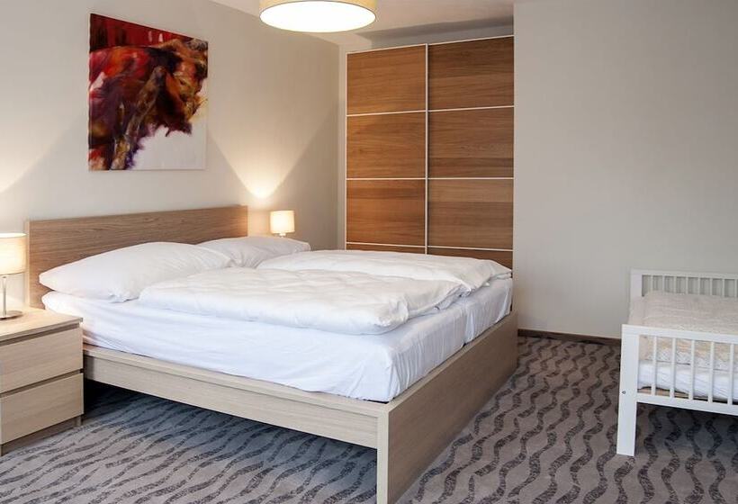 استودیو خانوادگی, Hygge Hotel U Zvonu