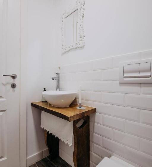 Номер Стандарт, Casa De Sub Munte