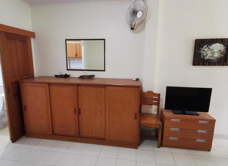 استودیوی استاندارد, Happy Valley Pattaya
