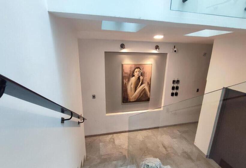 اتاق لوکس, La Casa Mia Leon