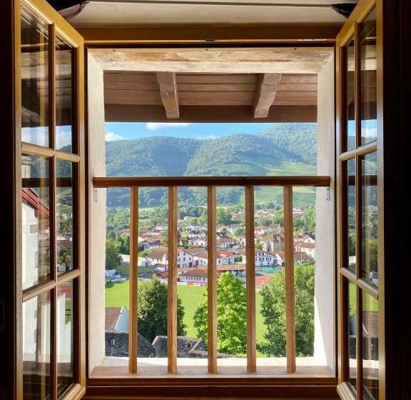 共用房间的床, Gite De La Porte Saint Jacques: A Hostel For Pilgrims