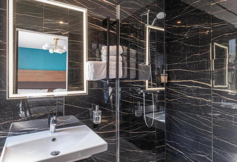 Трехместный Номер Комфорт, The Originals Boutique, Hôtel Le Marignan,le Havre Centre Gare