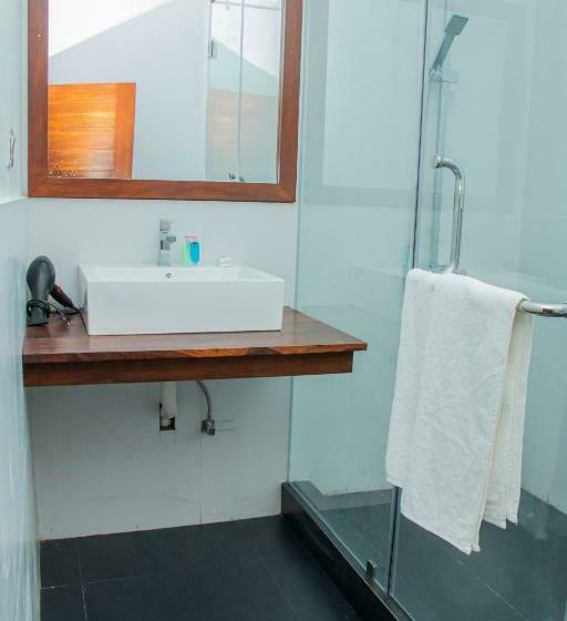 اتاق لوکس با بالکن, Marakolliya Beach Resort