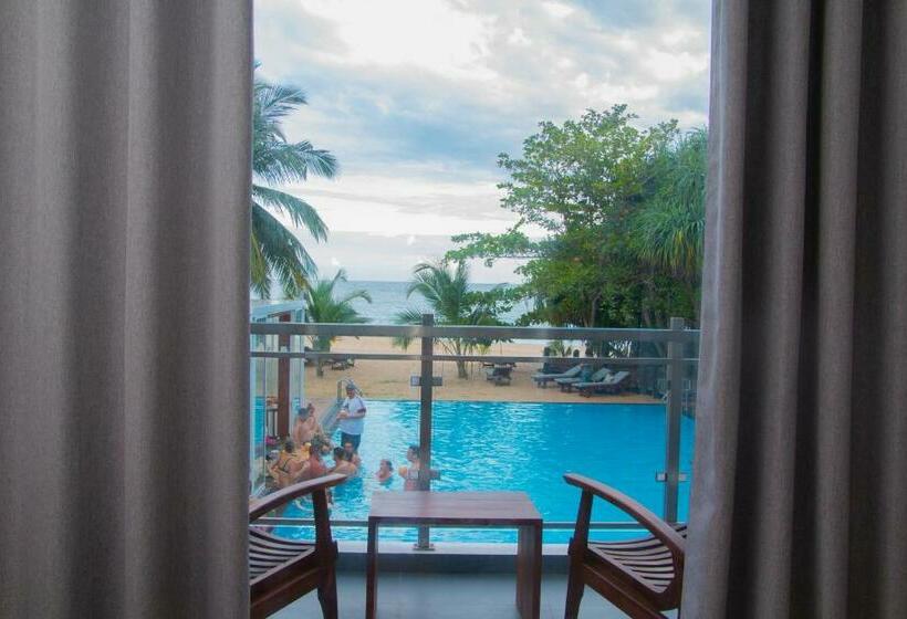 اتاق خانوادگی با چشم‌انداز دریا, Marakolliya Beach Resort