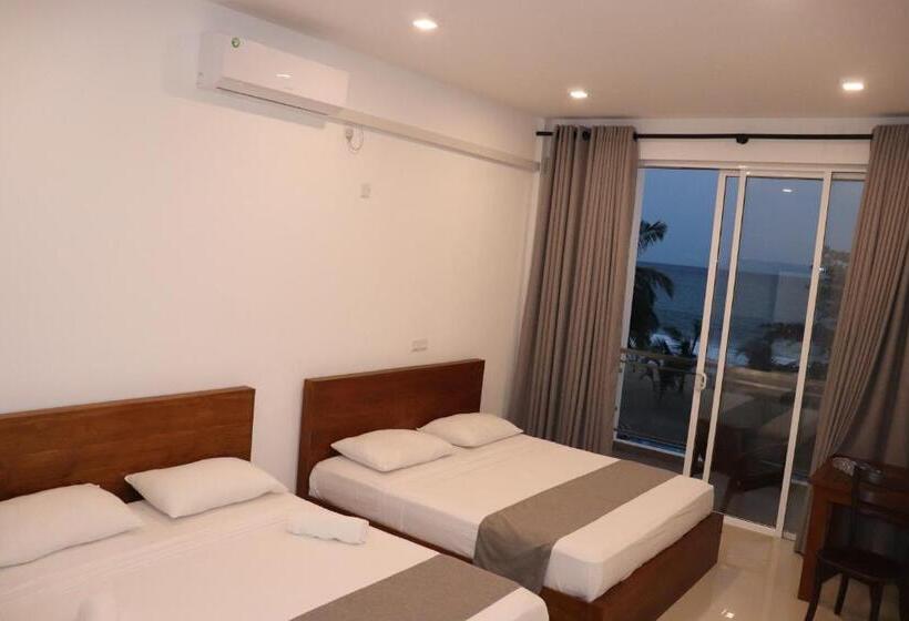 اتاق خانوادگی با چشم‌انداز دریا, Marakolliya Beach Resort