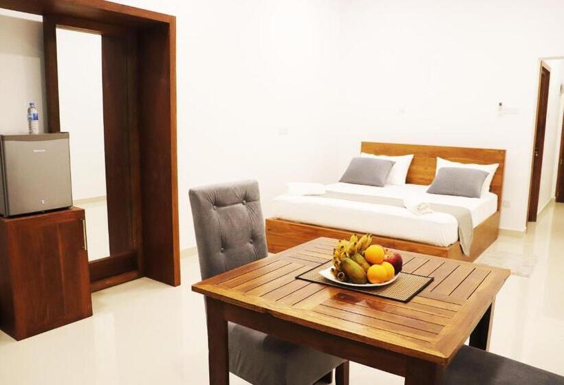 اتاق لوکس با چشم‌انداز دریا, Marakolliya Beach Resort