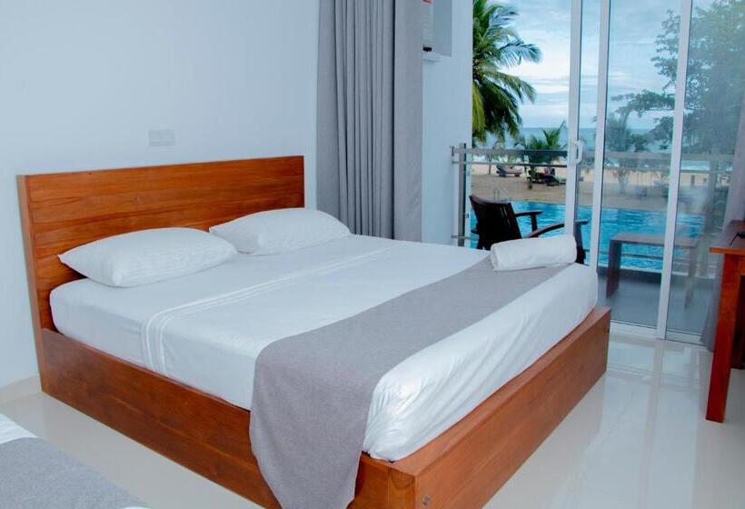 اتاق لوکس با چشم‌انداز دریا, Marakolliya Beach Resort