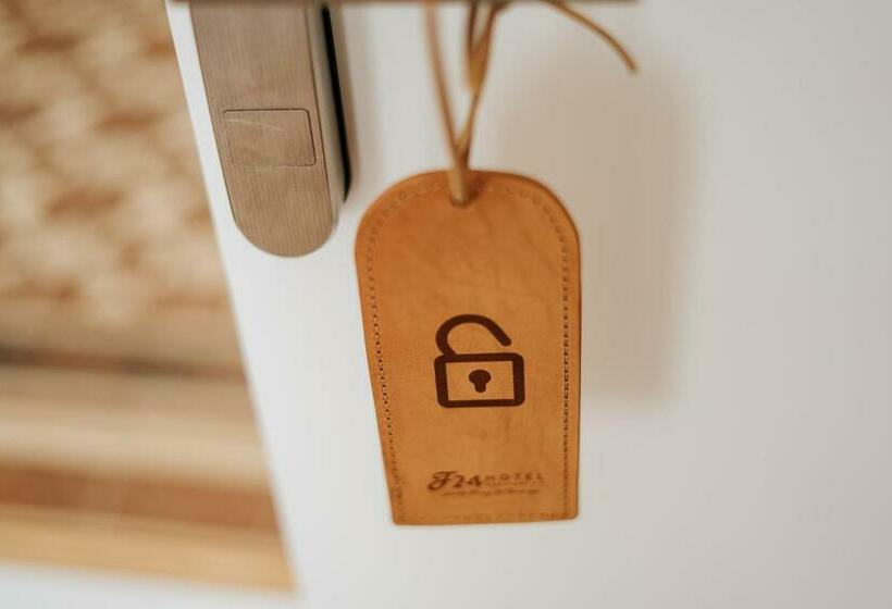 Номер Стандарт, Emblemático F24 Only Adults B&b